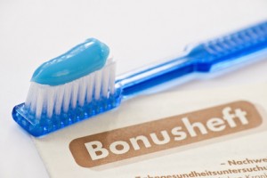 Zahnbürste und Bonusheft