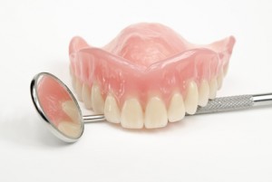 Zahnersatz mit einem Zahnarztspiegel