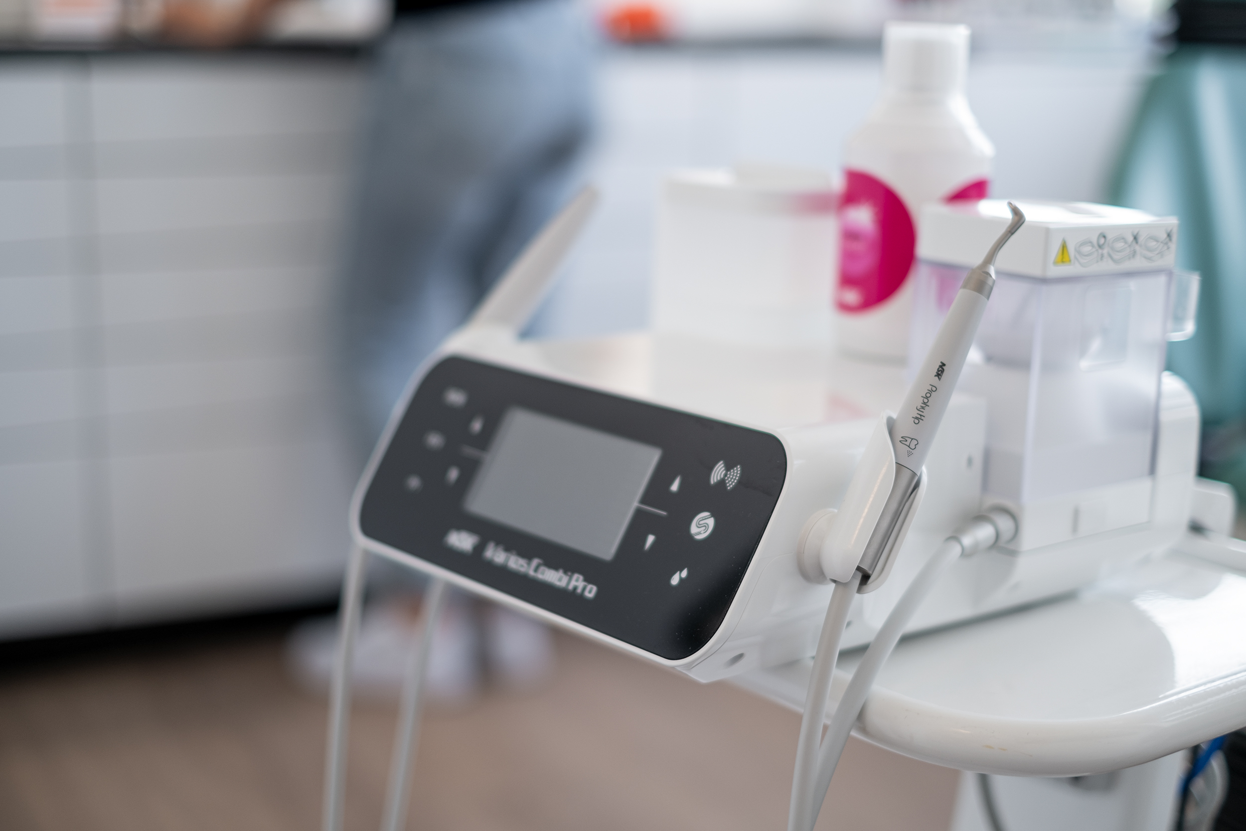 Nahaufnahme eines zahnmedizinischen Ultraschallgeräts mit digitalem Bedienfeld und Handstück zur professionellen Zahnreinigung in der Zahnarztpraxis Nwaiser.